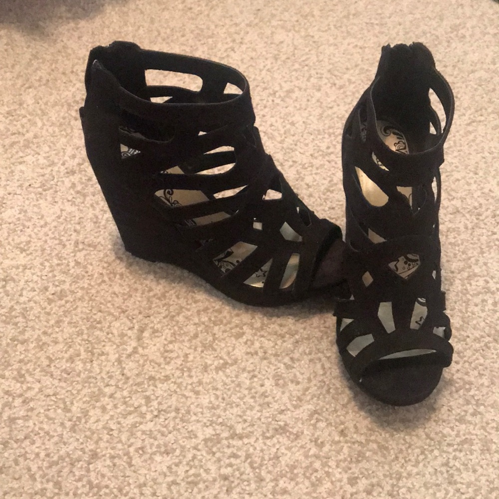 Black wedges